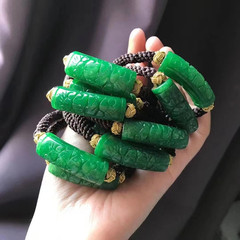 翡翠の彫刻の花は青々としています。