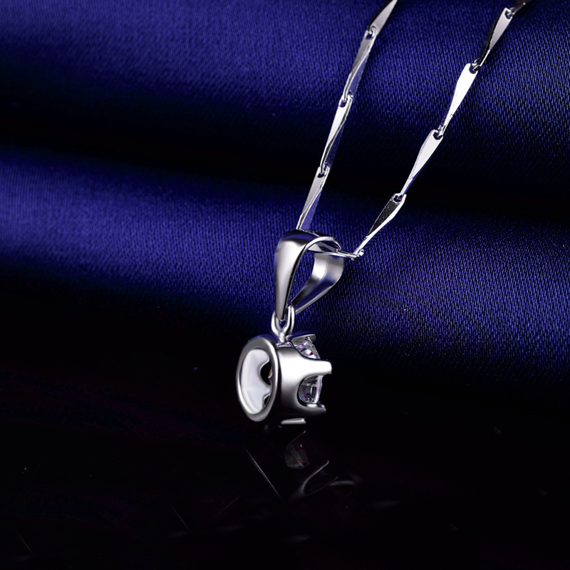 Japón y Corea del Sur accesorios simples personalidad collar colgante creativo S925 corona de plata micro incrustado colgante de cadena de clavícula de diamante único colgante mujer