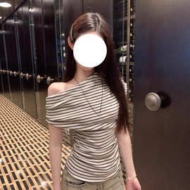 美式辣妹条纹斜肩短袖t恤女2025夏季独特别致修身显是露肩上衣潮