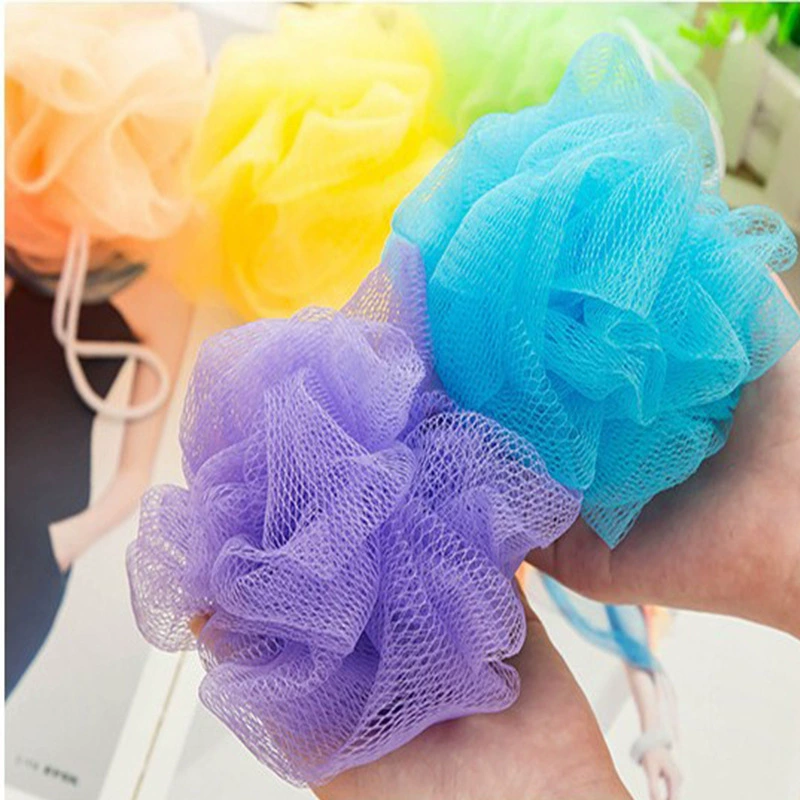 Ванна с высокой бомбой в ванной