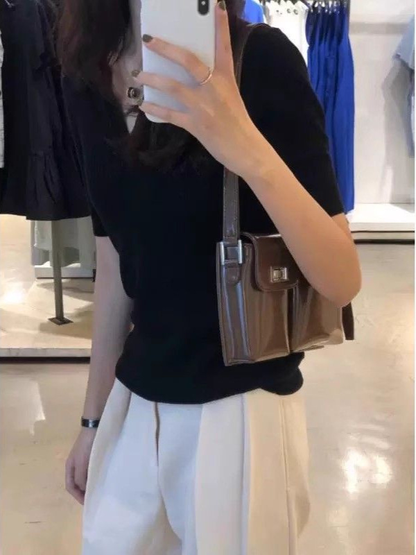 黒の右肩ポロカラー半袖Tシャツレディース夏の新しいデザインニッチハイエンド香港スタイルシックなトップ|undefined