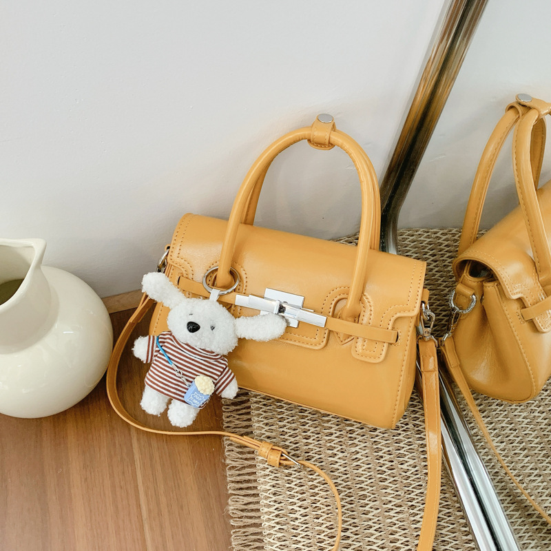 Bolso cuadrado pequeño exquisito, bolso de mano simple, 2026 nuevo tipo de tela, bolso de hombro de mujer, sensación diaria, bolso de hombro universal