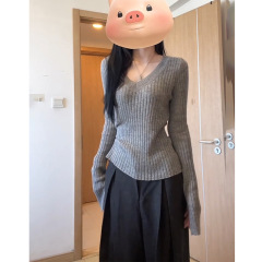 2025早秋灰色V领针织打底衫女款修身显瘦百搭纯欲辣妹正肩女上衣