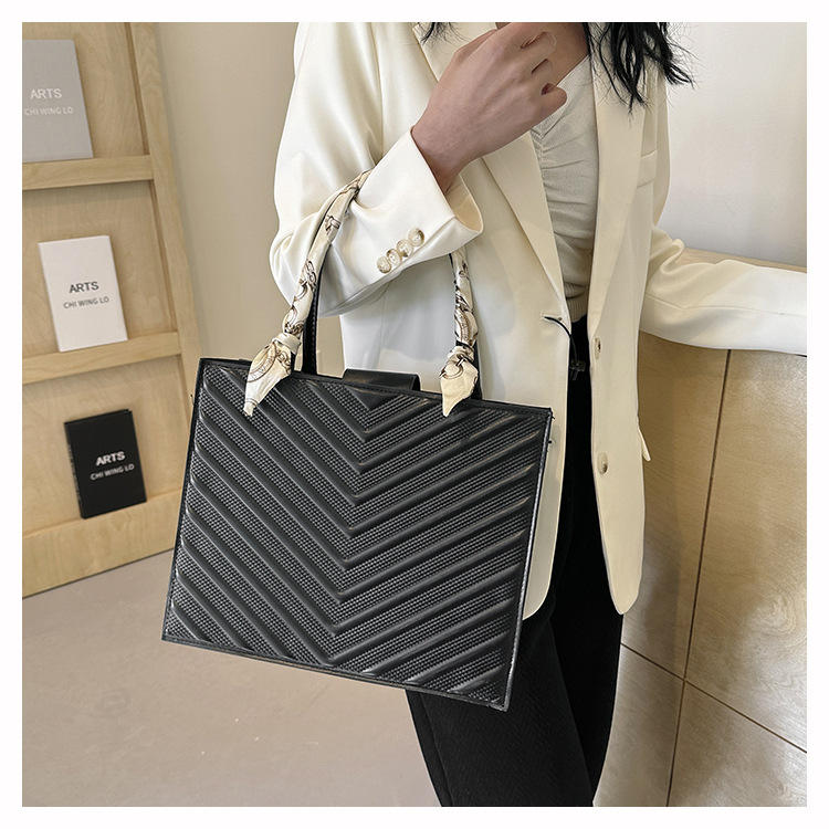 Impression Diamantmuster Seidenschal Textur Tote 2024 neuer Modetrend einfarbig lässige Umhängetasche_voghion.com