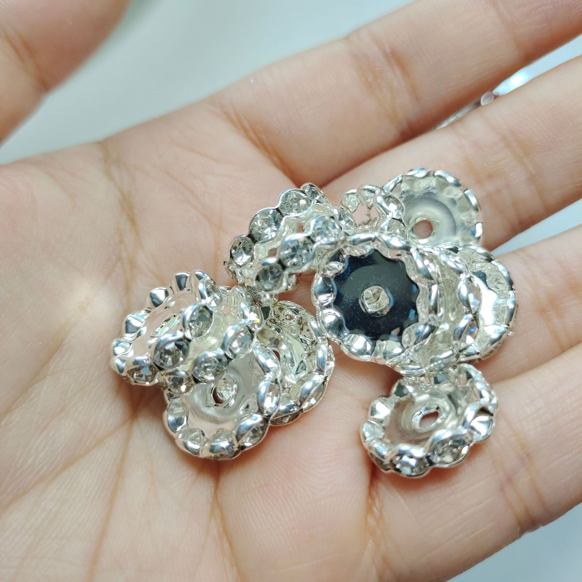 国境を越えて人気のある15mm銀色のビーズを隔てた円形のドリルリング車の輪の波の縁にドリルの部品を入れます。