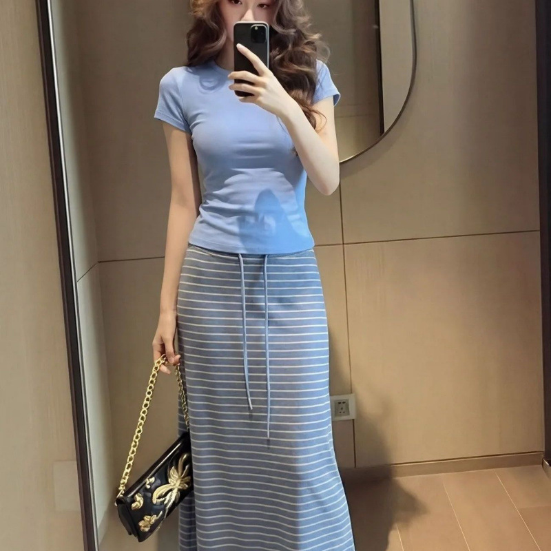 Early summer 2026 new summer outfit, a complete OOTD set that looks incredibly youthful and beautiful, consisting of a striped top and skirt