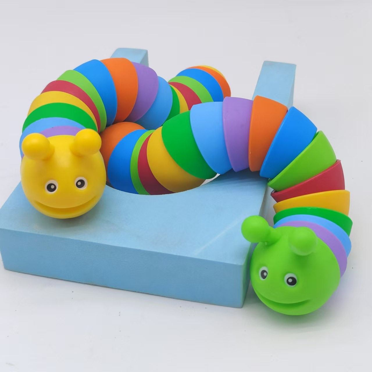 Explosiones transfronterizas simulación descomprimida arco iris sonriente nariz oruga peristáltica puzzles pequeños juguetes para niños animales mayoristas