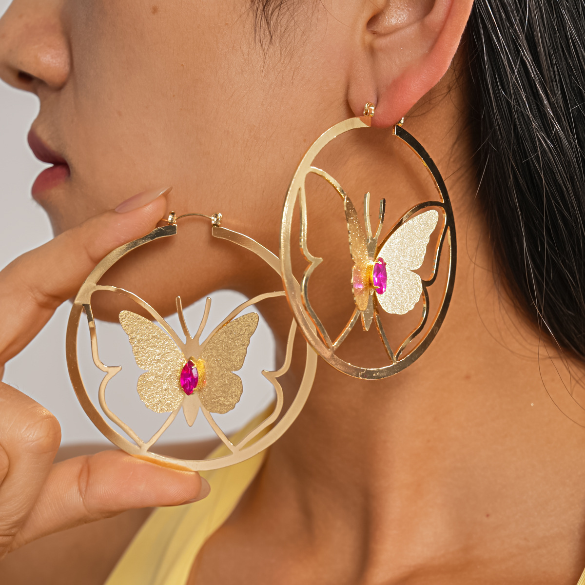 Europa y los Estados Unidos retro diamantes redondos huecos mariposa pendientes personalidad exagerada diseño pendientes de nicho de alta calidad pendientes