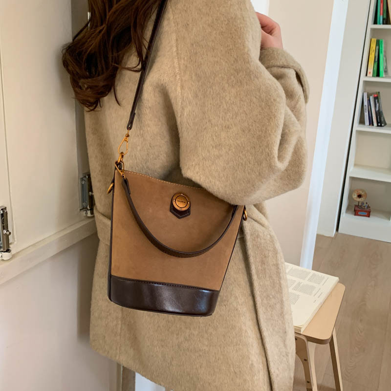Otoño y invierno retro gaúster bolso portátil de balde de agua 2025 nuevo estilo de alta sensación bolso de hombro bolso de brazo bolso de mujer