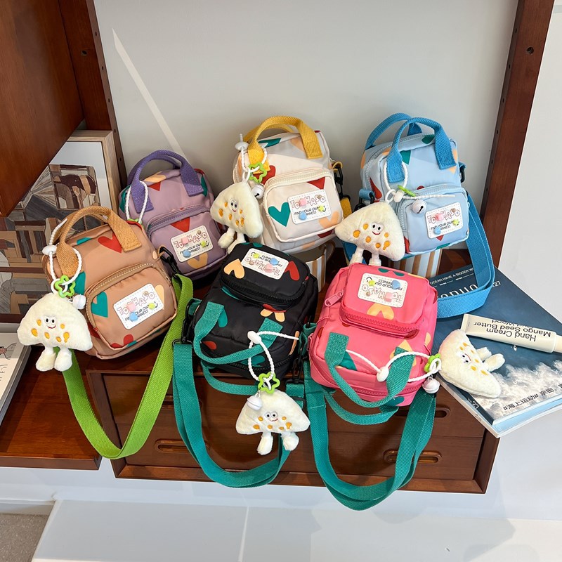 Bolso de hombro lindo de dibujos animados para niños y niñas Bolso cuadrado pequeño de bebé con estampado de corazón de melocotón dulce 2025 nuevo bolso diagonal para niños