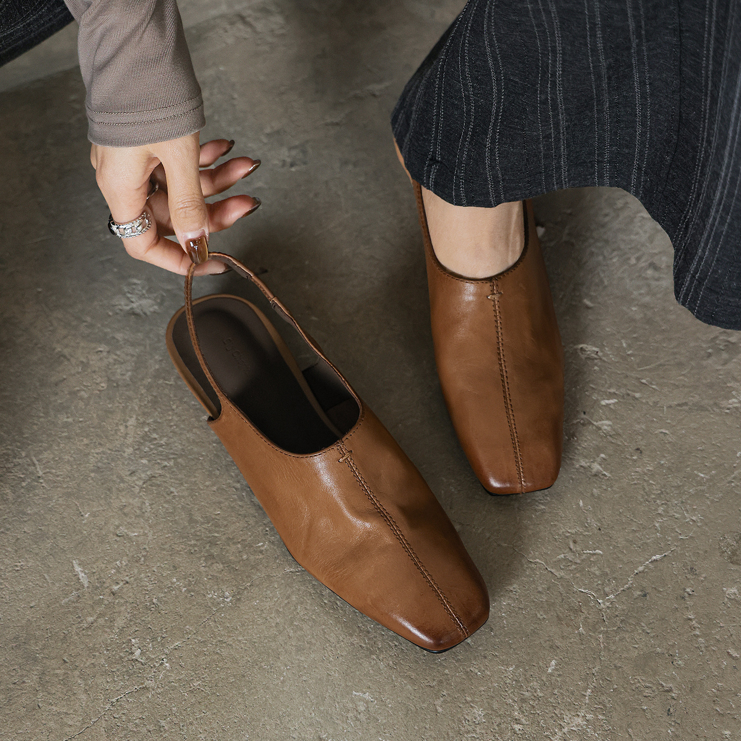 Sandal nữ mũi nhọn quai ngang gót thấp phong cách Hàn Quốc — màu nâu