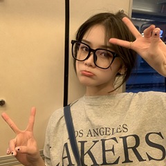 Trendy women's oversized black-frame glasses with ultra-lightweight TR90 material—perfect for larger faces, they create a slimmer look while being easy on the nose. Fully customizable with prescription lenses for nearsightedness.