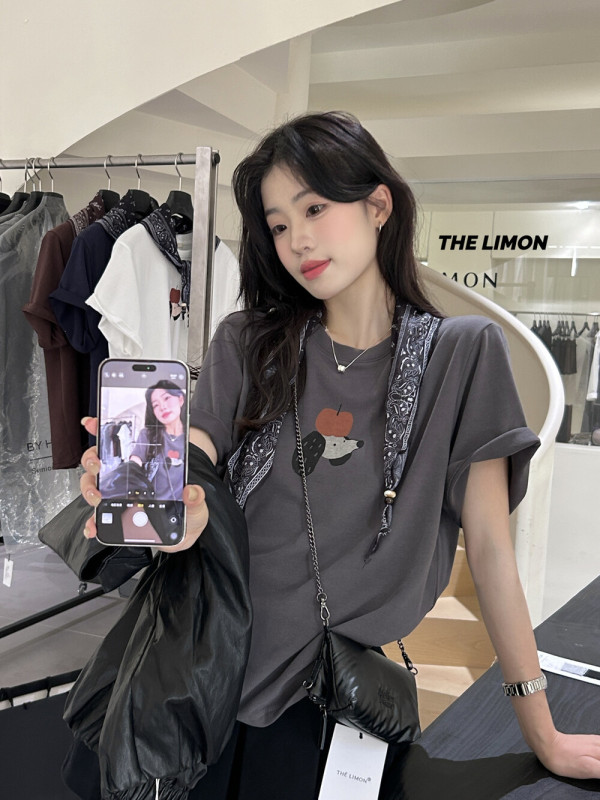 thelimon柠檬绿茶早秋设计感磨毛小狗印花圆领短袖T恤女(配丝巾)|undefined