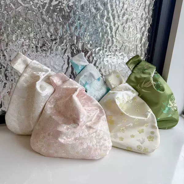 New Chinese-Style Embroidered Handbag with Bamboo, Cherry Blossoms, Hydrangeas, and Osmanthus Designs, Suitable for Weddings and Festivals as a Gift or Party Favor