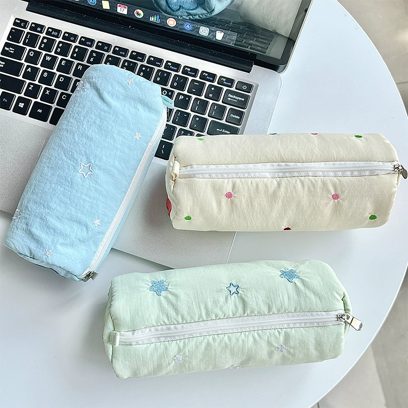 Маленькая красная книга того же зеленого яблочного пенала