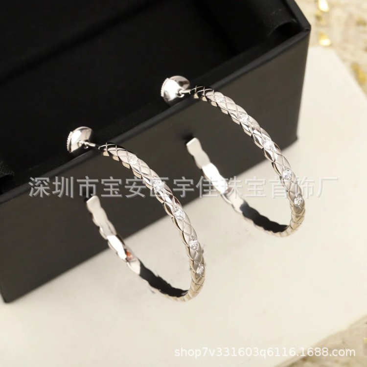 シャネル風菱形イヤリング、925スターリングシルバーに18Kゴールドメッキ、菱形模様のイヤリング、ファッショナブルで高級感のあるイヤリング、メーカー直販。