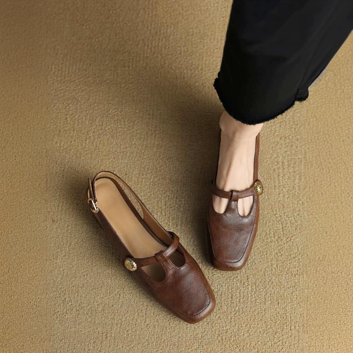 [Готовый запас] 8332 Женские босоножки Baotou на толстом каблуке с золотой пряжкой и подсолнухом, новинка 2025 года, пустые, в стиле ретро во французском стиле