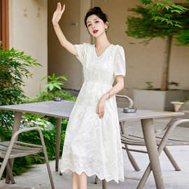 白色蕾丝连衣裙2024夏新款复古气质温柔收腰显瘦小个子高级感长裙