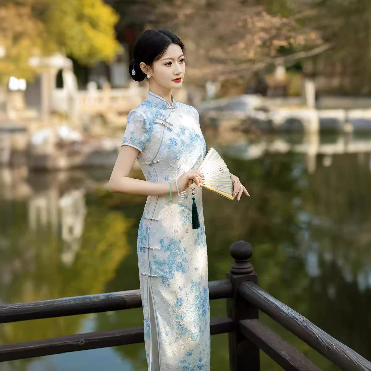 Летнее длинное чонсам/чонсаме? однако чонсам - чонсам. "cheongsam" в русском обычно пишут как чонсам или чонсаме. "Summer long cheongsam, with short sleeve, Chinese style" → "Летнее длинное чонсаме?" Let's choose: "Летнее длинное чонсам с коротким рукавом, китайский стиль"