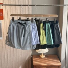 アウトドアの山系の黒いスカートの女性のハイウエストの夏の新型のシンプルな百合のスリムな半身のスカートはつやつやしていることを防ぎます。