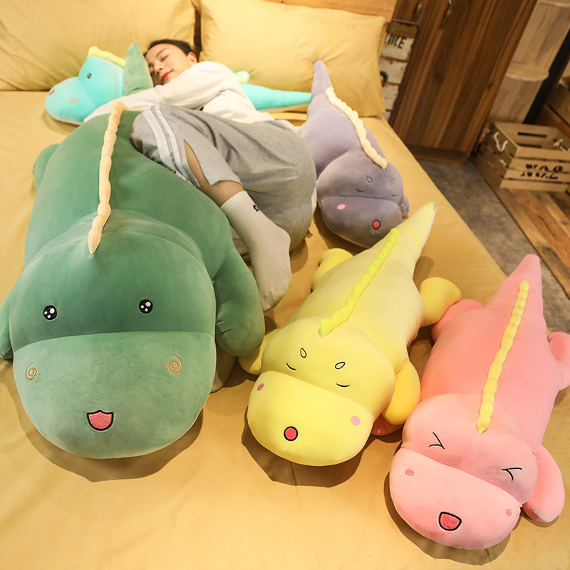 かわいい恐竜のぬいぐるみのベッドの上で寝ます。|undefined