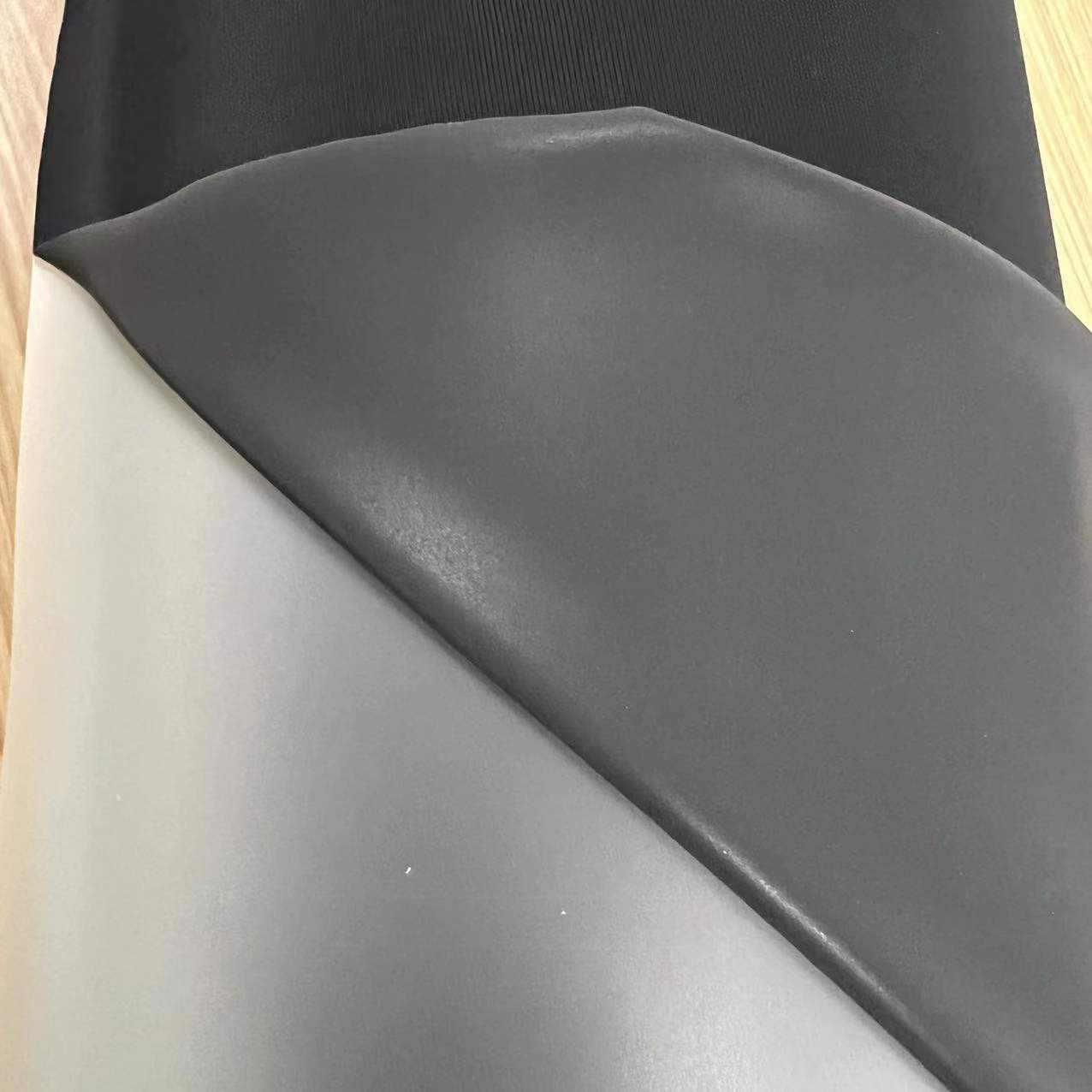 现货中亮黑色反光弹力布 四面弹单面/双面反光针织布 可裁条 冲孔