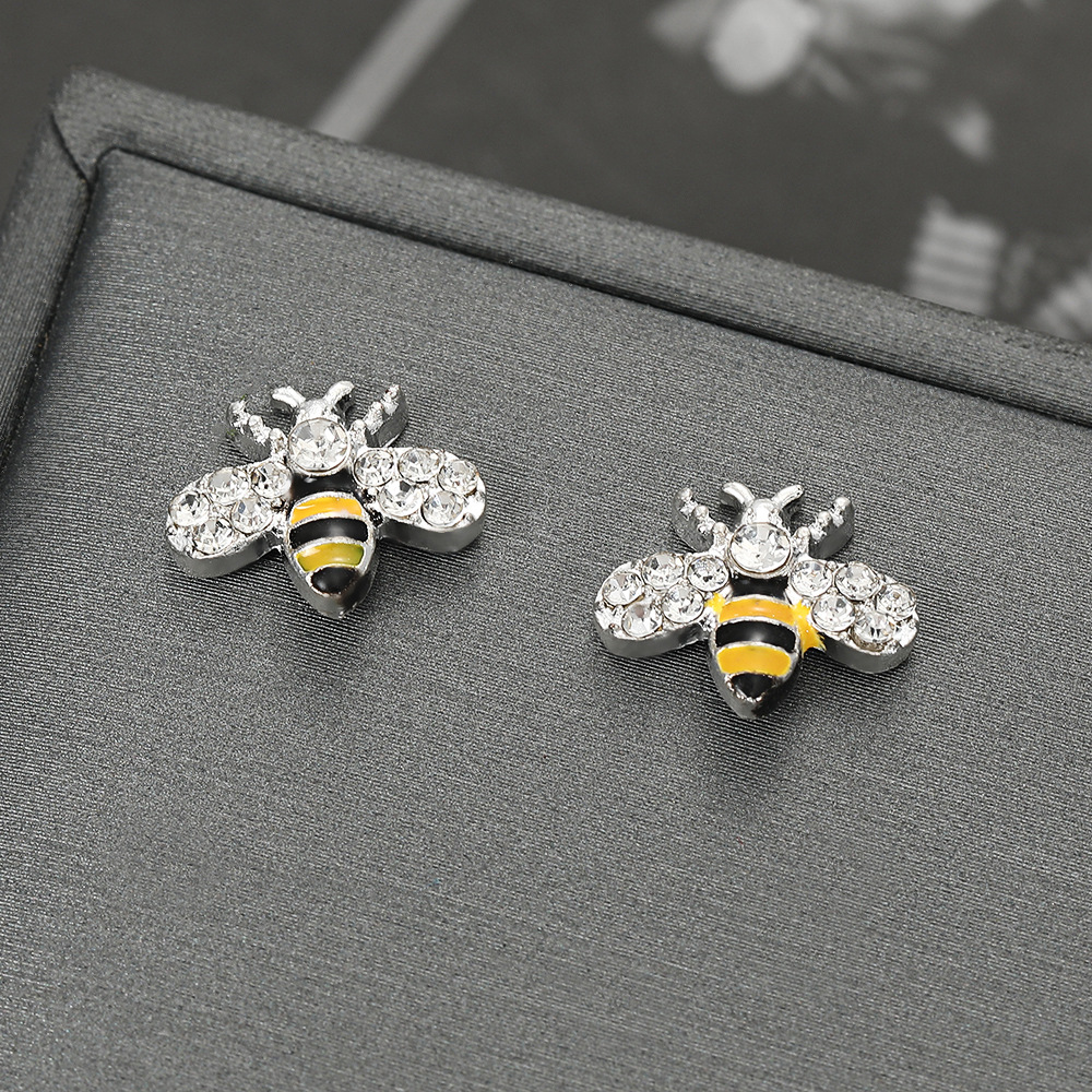 은색 바탕에 흰색 다이아몬드