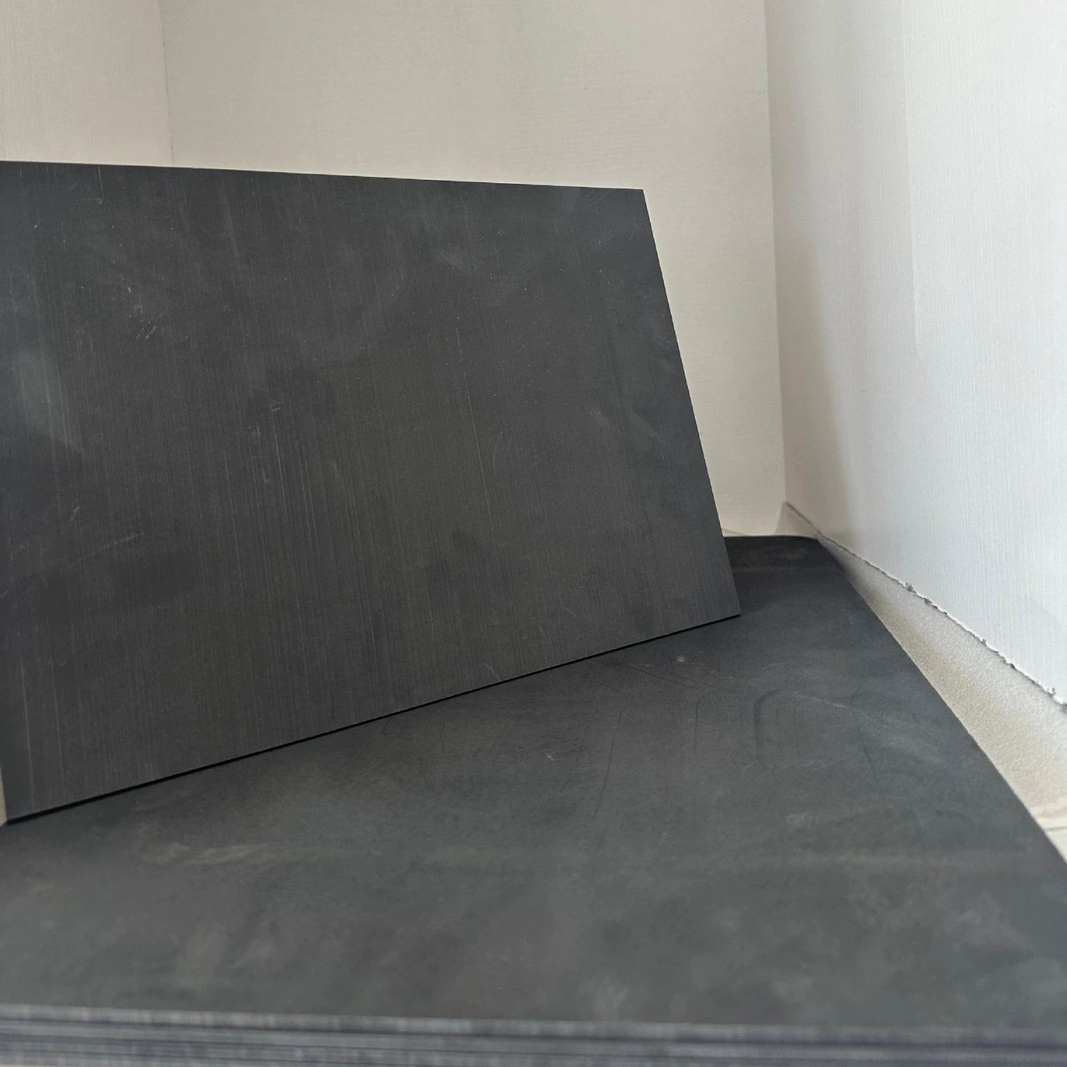 Серо-черная графитовая пластина высокой чистоты для высокотемпературной промышленности, высокая термостойкость, износостойкость, прочность, различные размеры