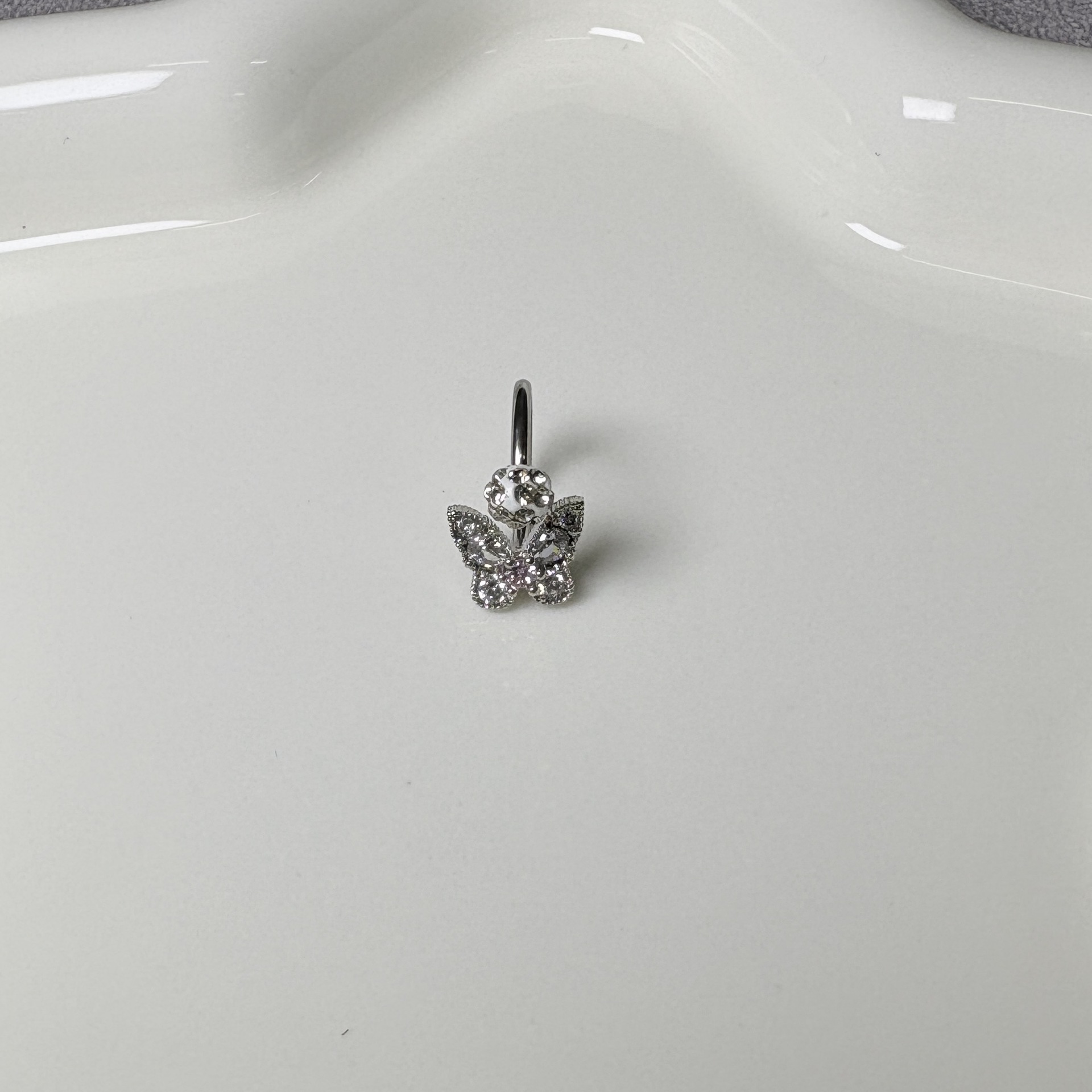 16G labret stud size and finish detail
