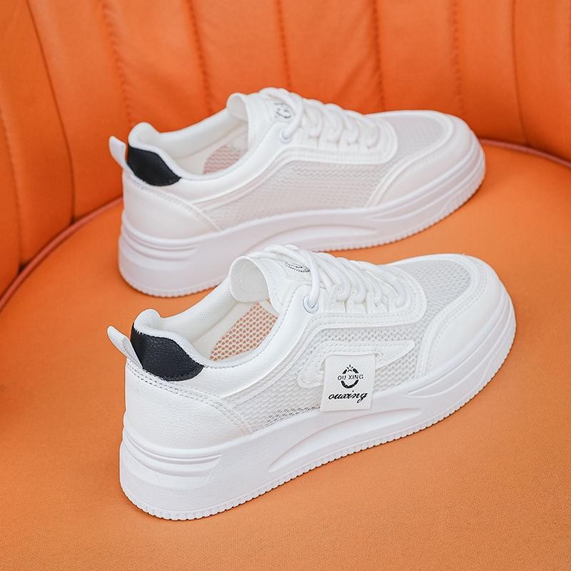 Zapatos blancos transpirables de malla para mujeres 2025, nuevos zapatos deportivos casuales de verano de moda nacional, zapatos de altura de suela gruesa
