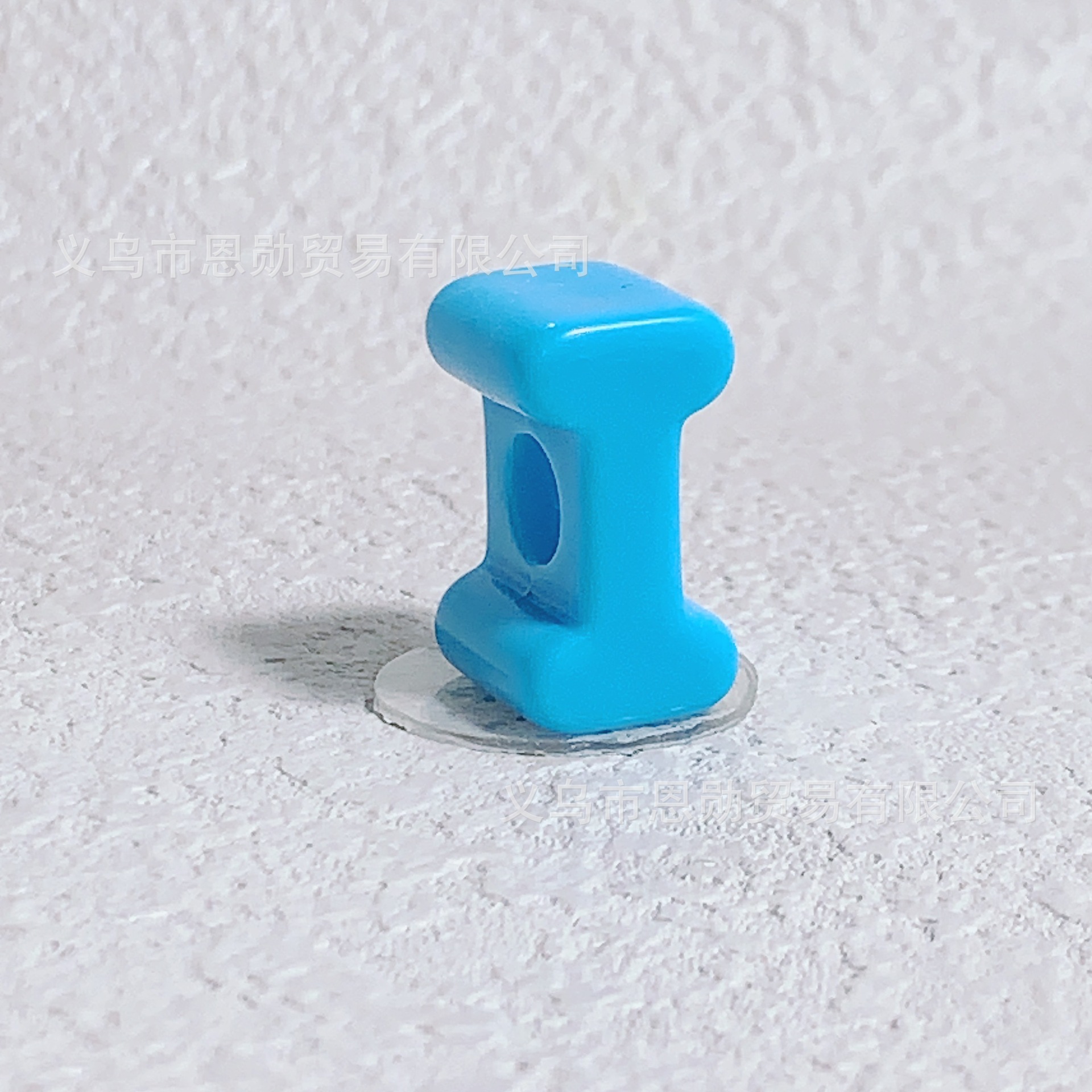 I (blue)