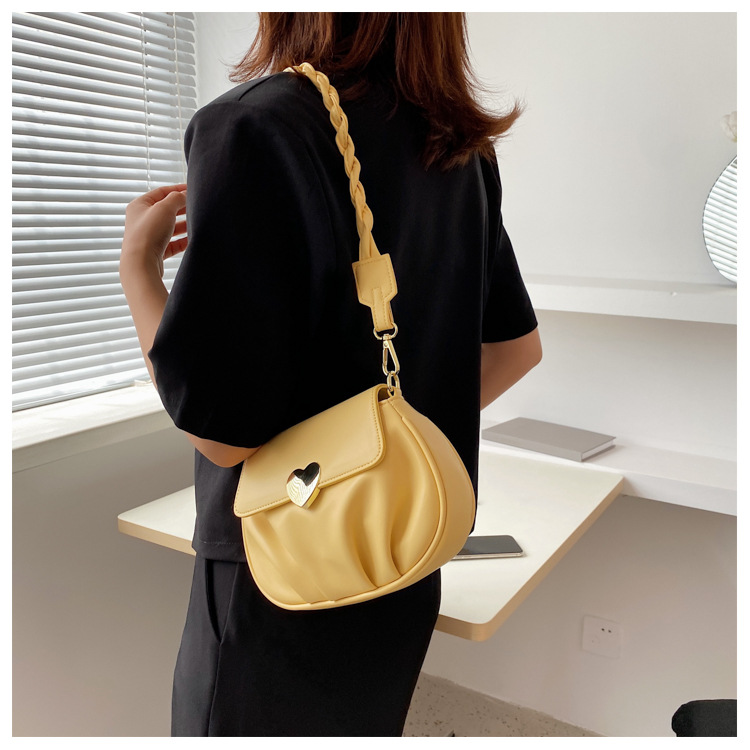 Wholesale Heart Buckle Fold One-shoulder Messenger Small Round Bag Nihaojewelry display picture 10