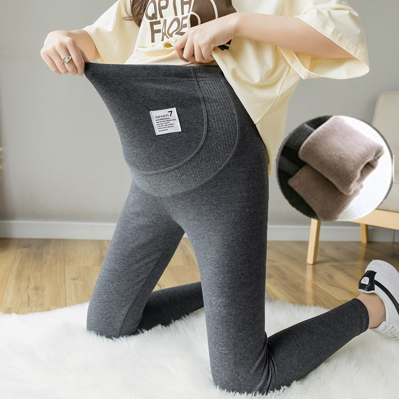 妊婦はレギンスをしています。春と秋の外はズボンを着ています。|undefined