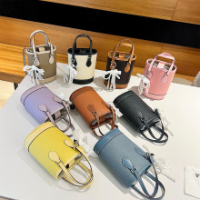 �¿��^��ţƤб���ˮͰ��Ůʽ�r��ײɫ�Q������μ�С������Ƥ��