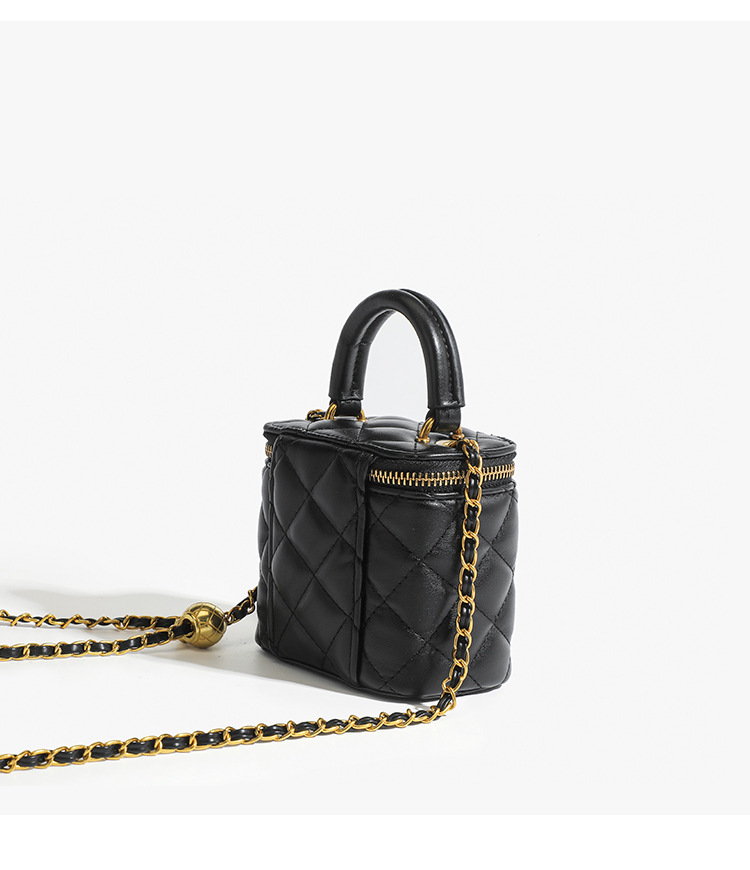 Xiaoxiangfeng Lingge Chain Small Square für Damen 2024 Neue vielseitige Mini-Umhängetasche mit goldenem Ball und Lippenstift_voghion.com