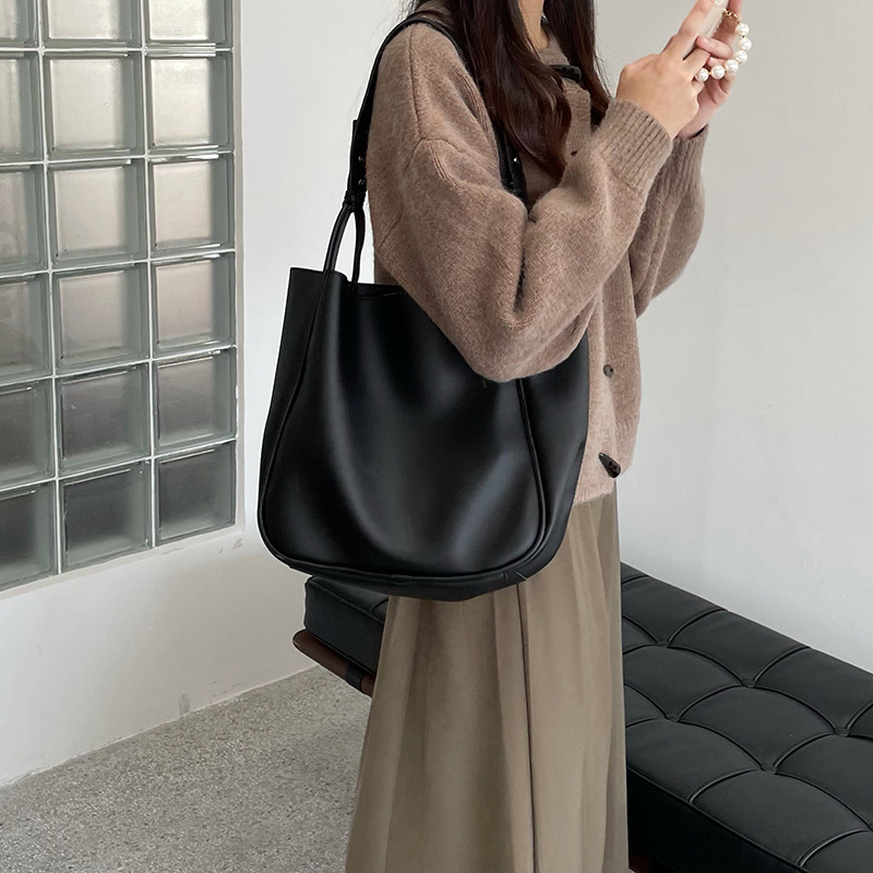 Darong women's bag 2023 new fashionable retro work commuter tote bag, niche single shoulder armpit bag versatile_voghion.com