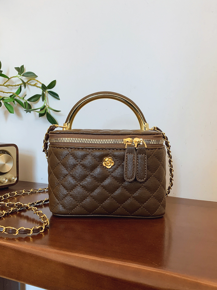 Bolso de mano de lujo ligero estilo francés, bolso cuadrado pequeño para mujer, nuevo modelo transfronterizo 2026, bolso cruzado de cadena acolchado de alta calidad.