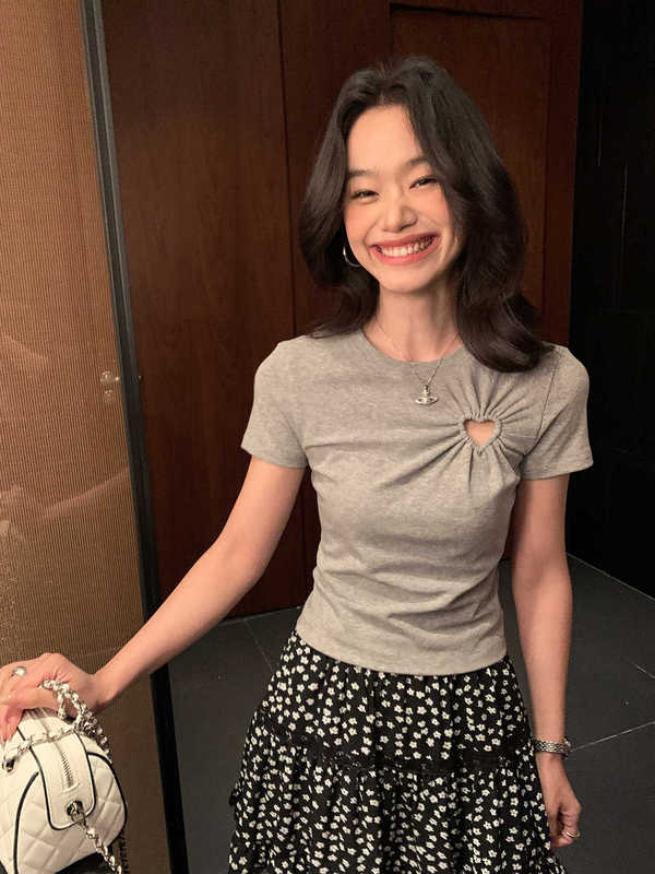 中空デザインラブショートTシャツレディース夏新作ニッチホットガール万能カジュアル半袖ショルダートップ|undefined