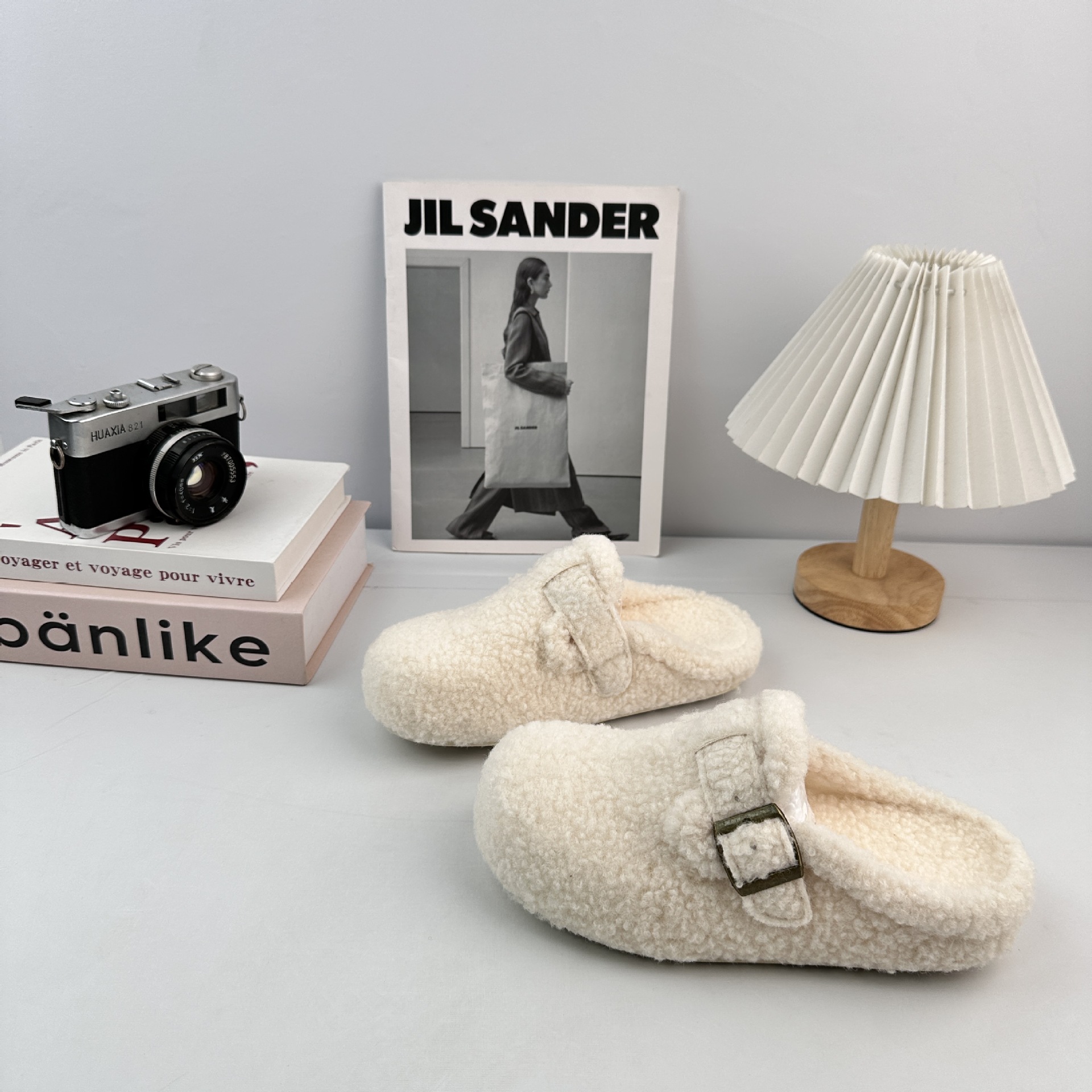 Yuanbo 2025 otoño y invierno nuevo estilo de moda con zapatillas de terciopelo, zapatillas de algodón vintage Burken perezosas