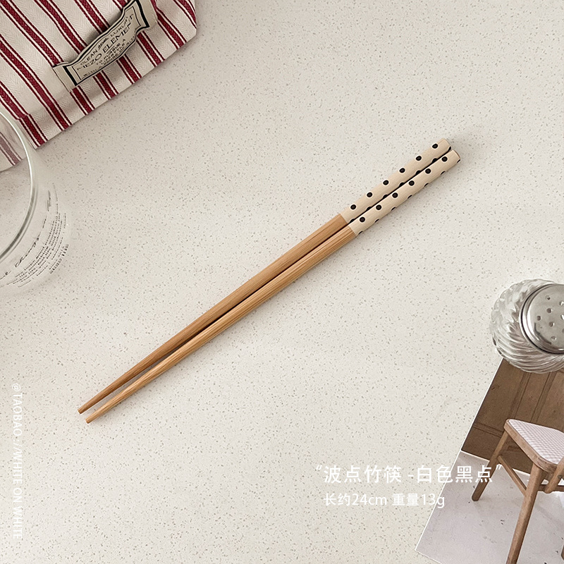 물방울 무늬 대나무 젓가락 - 흰색과 검은색 점