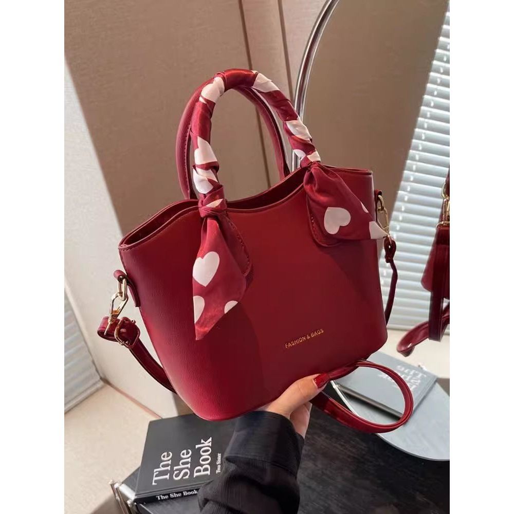 批发女包红色新娘包婚包新款小众流行百搭斜挎包水桶包手提包