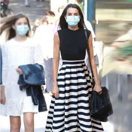 王妃同款2023春夏季女装 圆领无袖黑色针织衫+条纹大摆半裙套装女