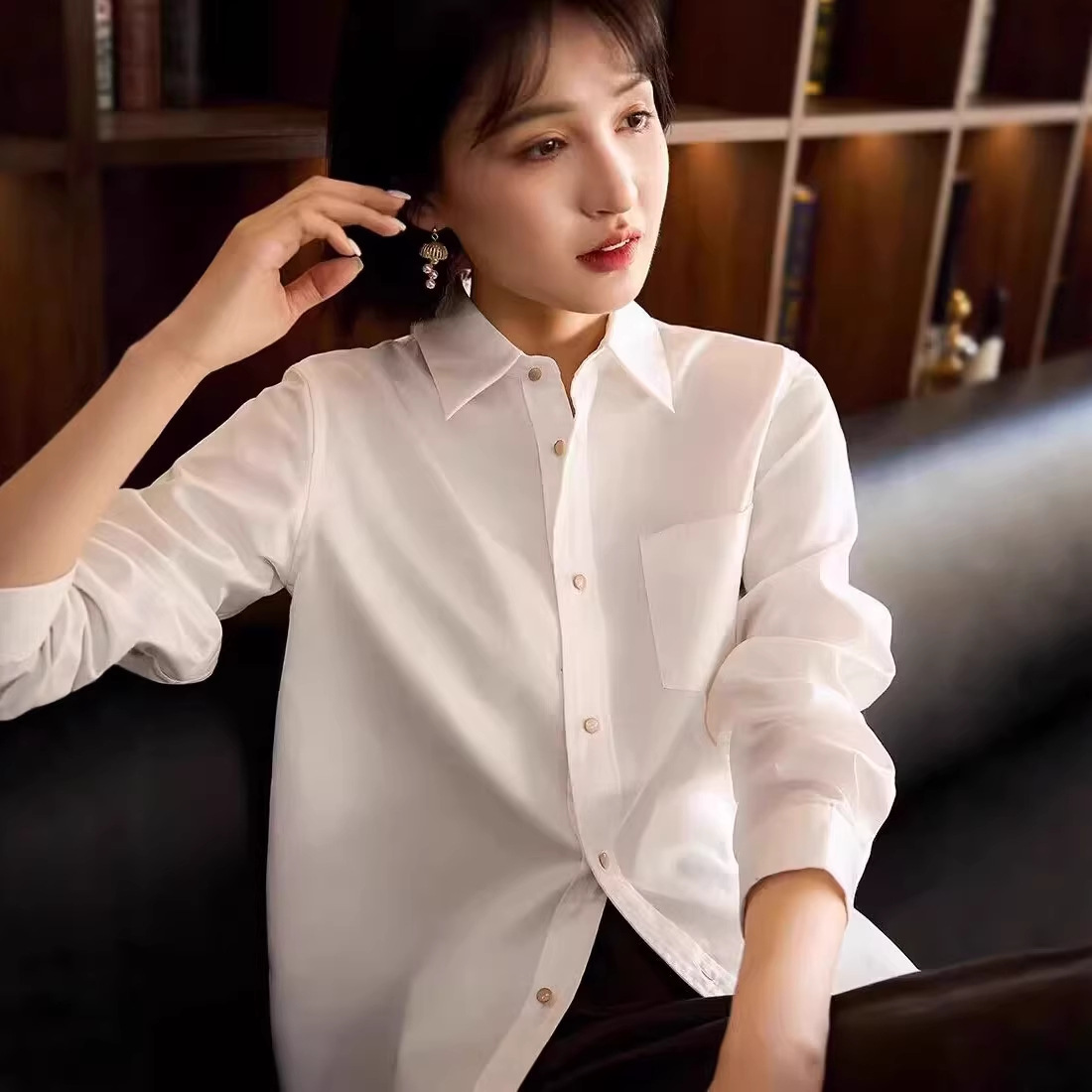 Áo sơ mi nữ cổ polo viền hoa trắng dài tay — trắng chi tiết 2