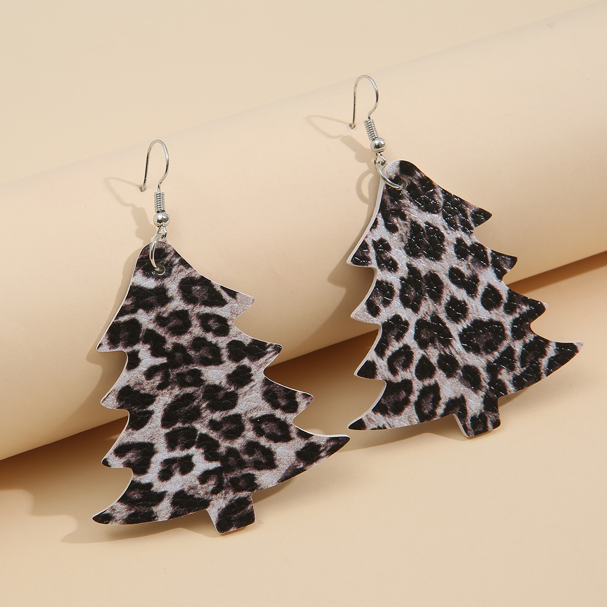 Pendientes De Cuero Impresos De Doble Cara De Leopardo De Árbol De Navidad De Santa Al Por Mayor Nihaojewelry display picture 2