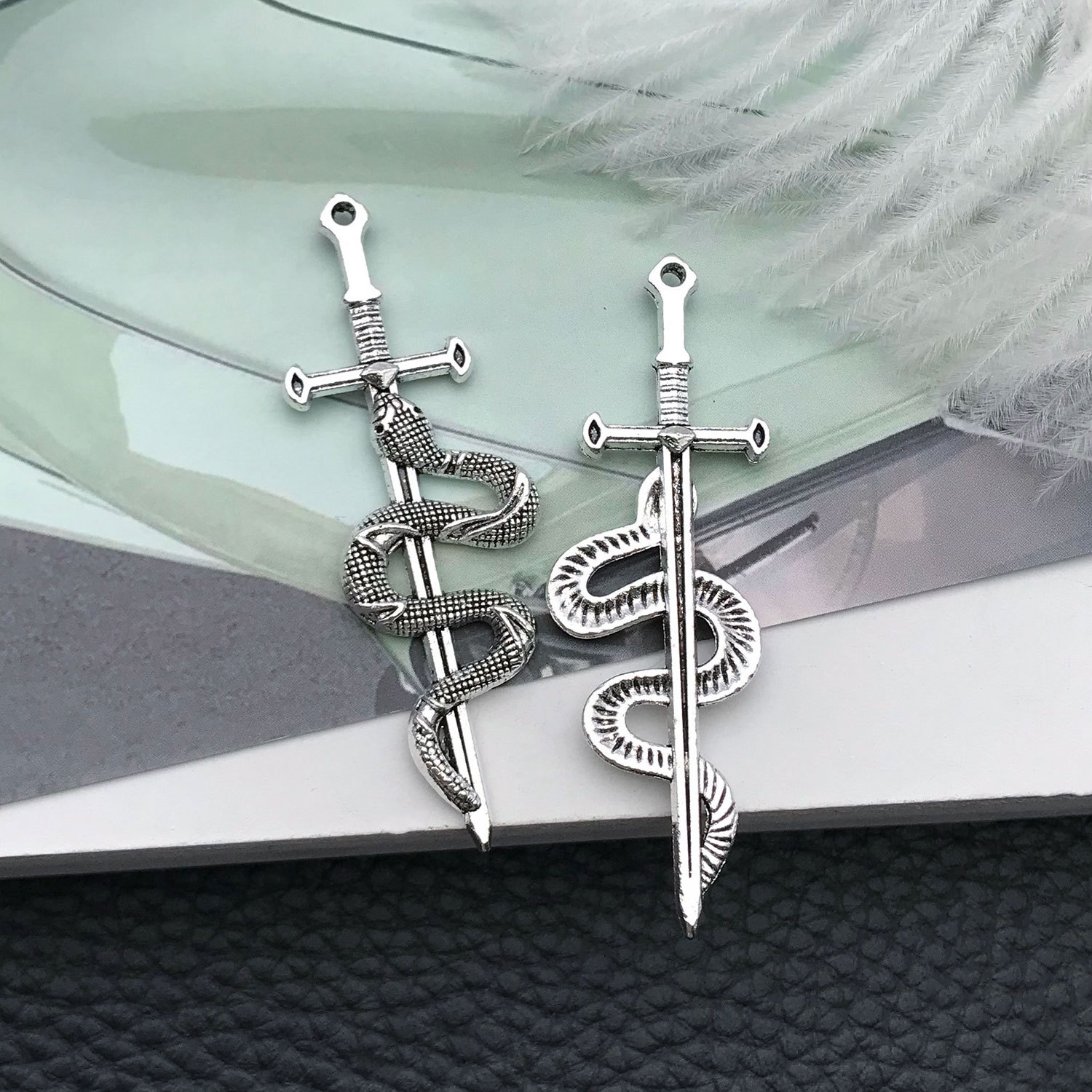 18771-古银蛇缠剑54x17mm-3.3g