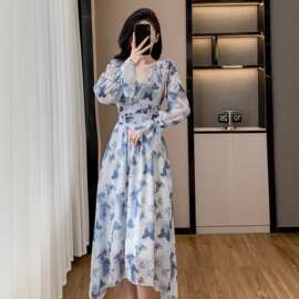 法式茶歇蓝色碎花连衣裙女2026春季大码胖mm海边度假收腰显瘦长裙