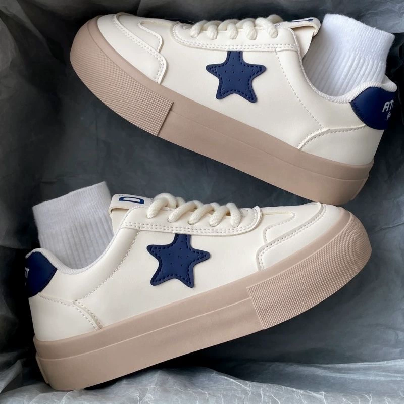 Звезды на толстой подошве маленькие белые туфли женские осенние 2024 новые сетевые красные легкие дикие нескользящие спортивные повседневные кроссовки