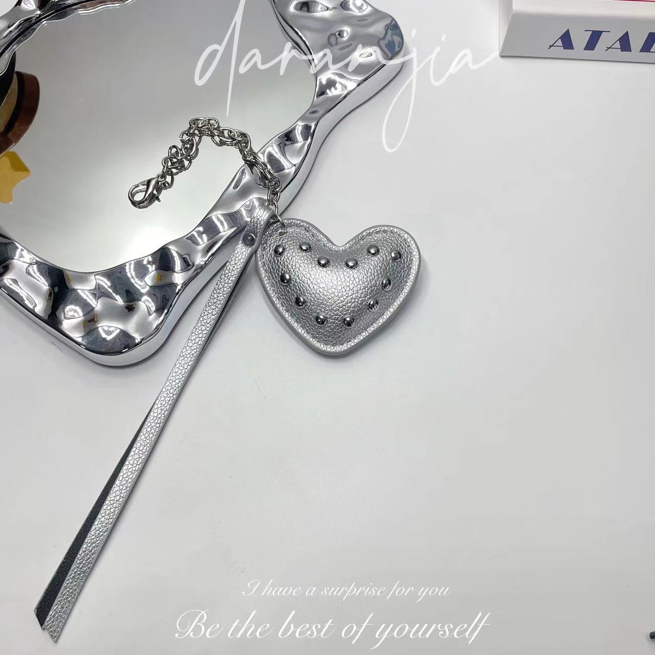 新型の大衆puは綿の愛のリベットの革を満たして愛のチェーンの包みを掛けて車のキーを掛けます。