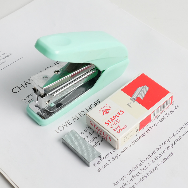 Groene bureauset met nietmachine, nietjes en rekenmachine. E-commerce set op voorraad._voghion.com