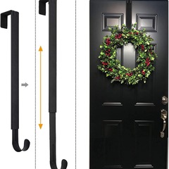 工場は国境を越えたクリスマス装飾品のドアの後にクリスマスの花輪をフックしてドアに花輪フックをかける